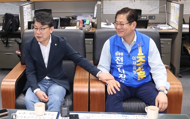 전북도의회 찾아 간담회 연 진성준