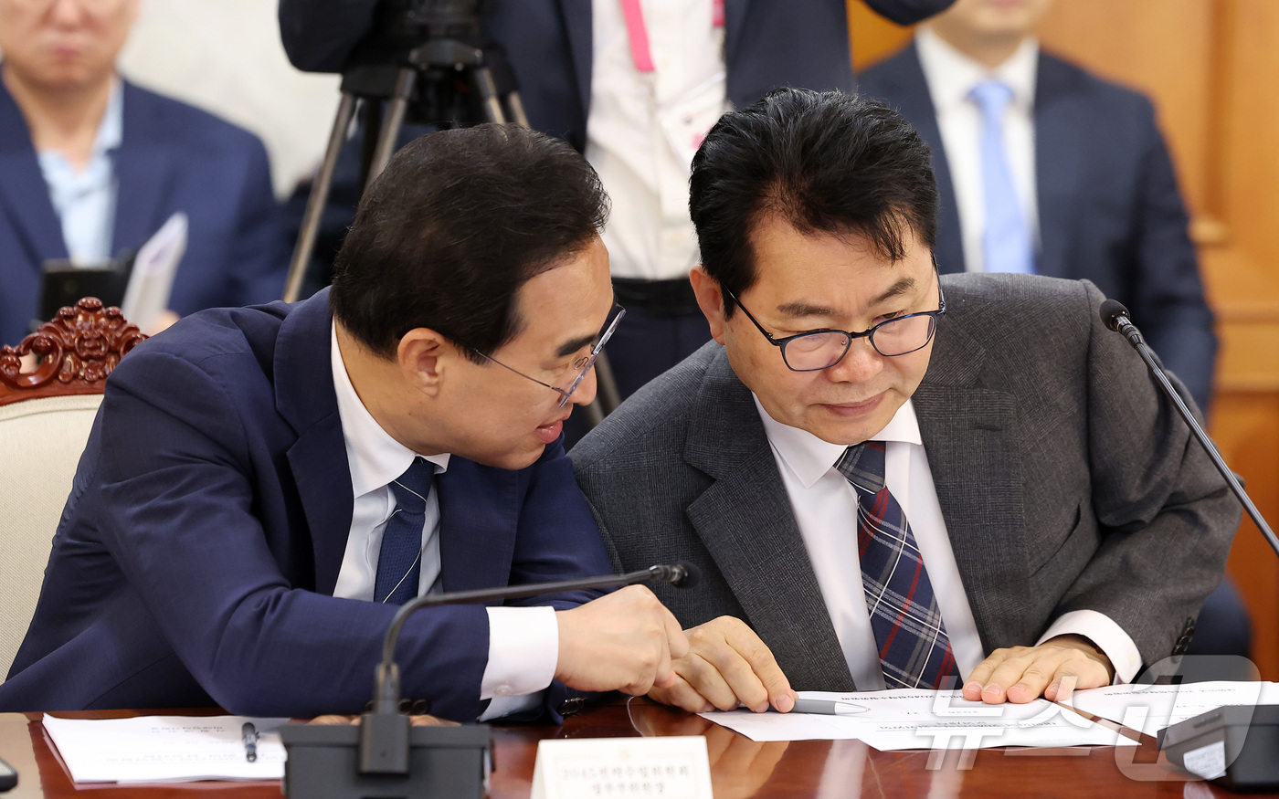 (서울=뉴스1) 김성진 기자 = 박홍근 기획예산처 장관(왼쪽)과 이한주 경제·인문사회연구회 이사장이 27일 서울 종로구 정부서울청사에서 열린 대한민국 2045 전략수립위원회 1차 …