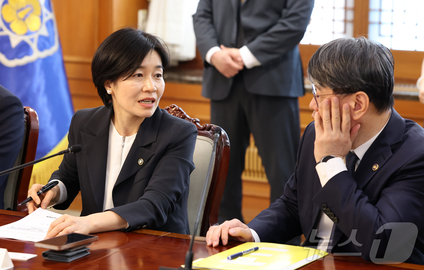 (서울=뉴스1) 김성진 기자 = 현수엽 보건복지부 1차관과 김용수 국무조정실 2차장이 27일 서울 종로구 정부서울청사에서 열린 대한민국 2045 전략수립위원회 1차 전체회의에서 대 …