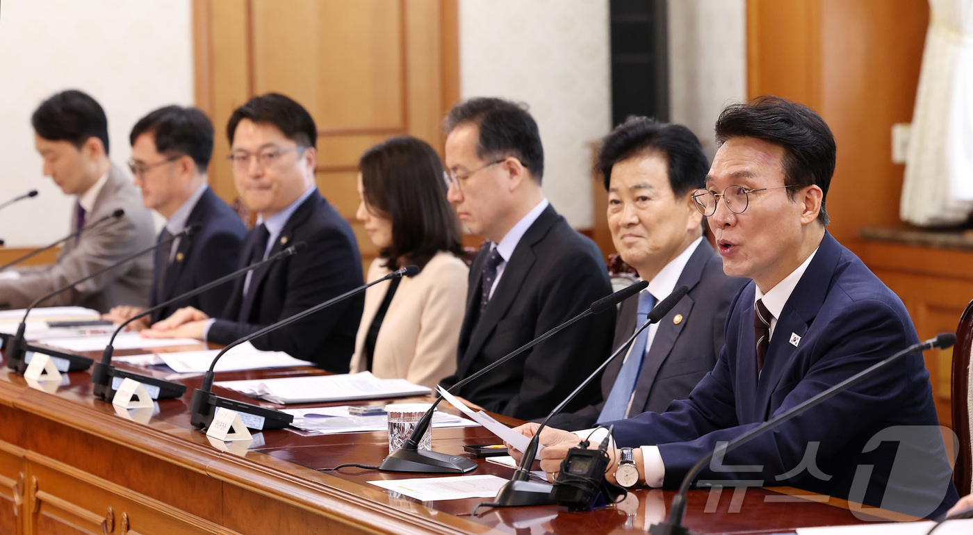(서울=뉴스1) 김성진 기자 = 김민석 국무총리가 27일 서울 종로구 정부서울청사에서 열린 대한민국 2045 전략수립위원회 1차 전체회의에서 모두발언을 하고 있다. 2026.5.2 …