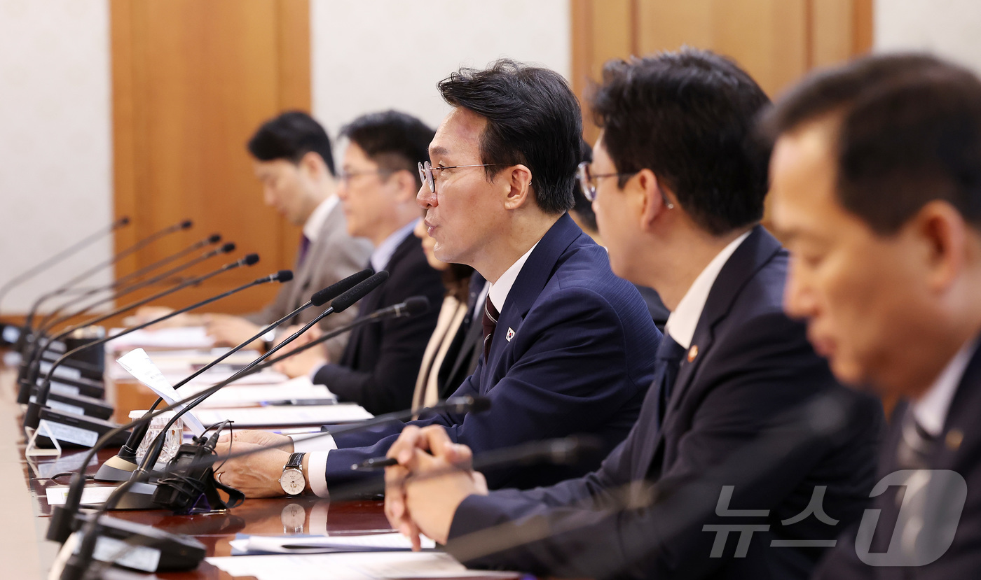 (서울=뉴스1) 김성진 기자 = 김민석 국무총리가 27일 서울 종로구 정부서울청사에서 열린 대한민국 2045 전략수립위원회 1차 전체회의에서 모두발언을 하고 있다. 2026.5.2 …
