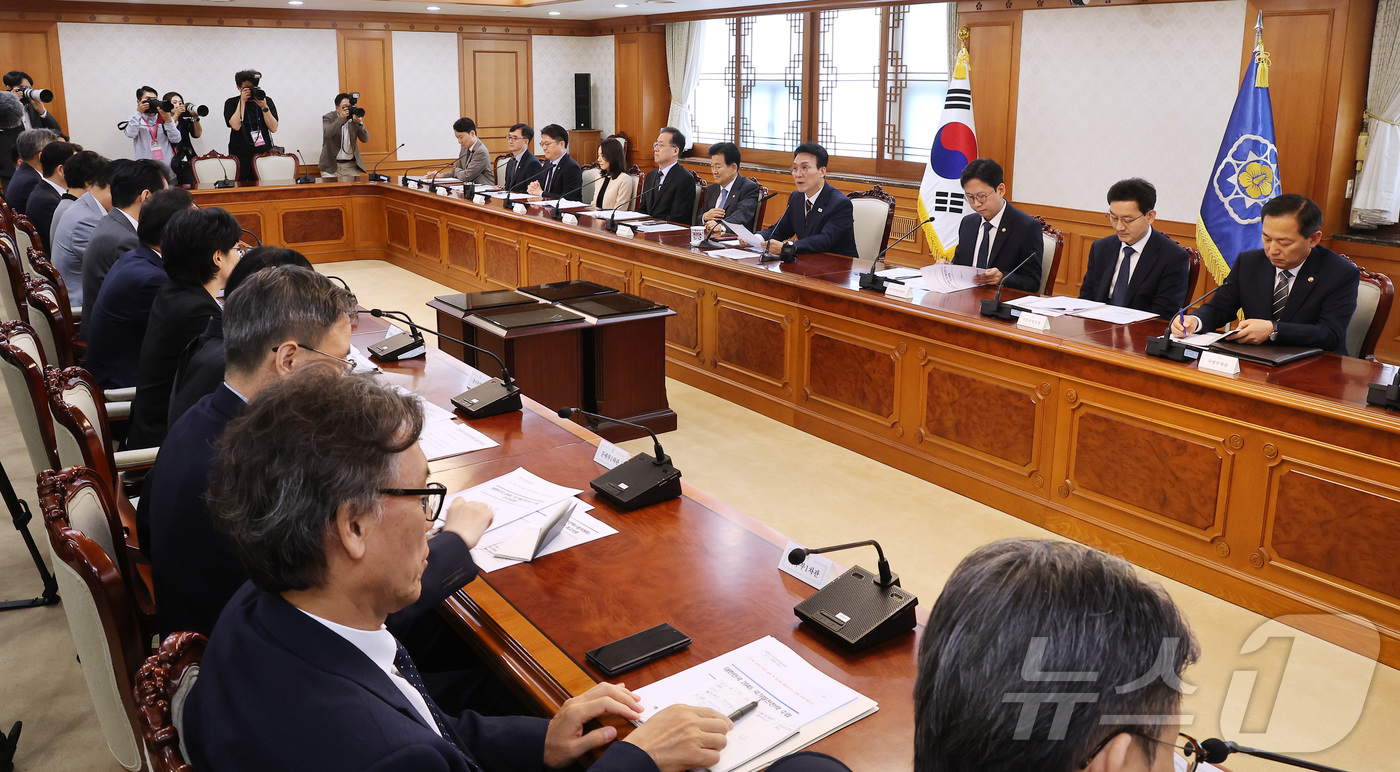 (서울=뉴스1) 김성진 기자 = 김민석 국무총리가 27일 서울 종로구 정부서울청사에서 열린 대한민국 2045 전략수립위원회 1차 전체회의에서 모두발언을 하고 있다. 2026.5.2 …