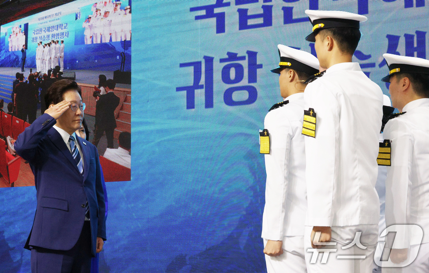 (부산=뉴스1) 허경 기자 = 이재명 대통령이 27일 부산 영도구에서 열린 제31회 바다의날 기념식에서 해양대 실습생 귀항 보고를 받고 있다. (청와대통신사진기자단) 2026.5. …