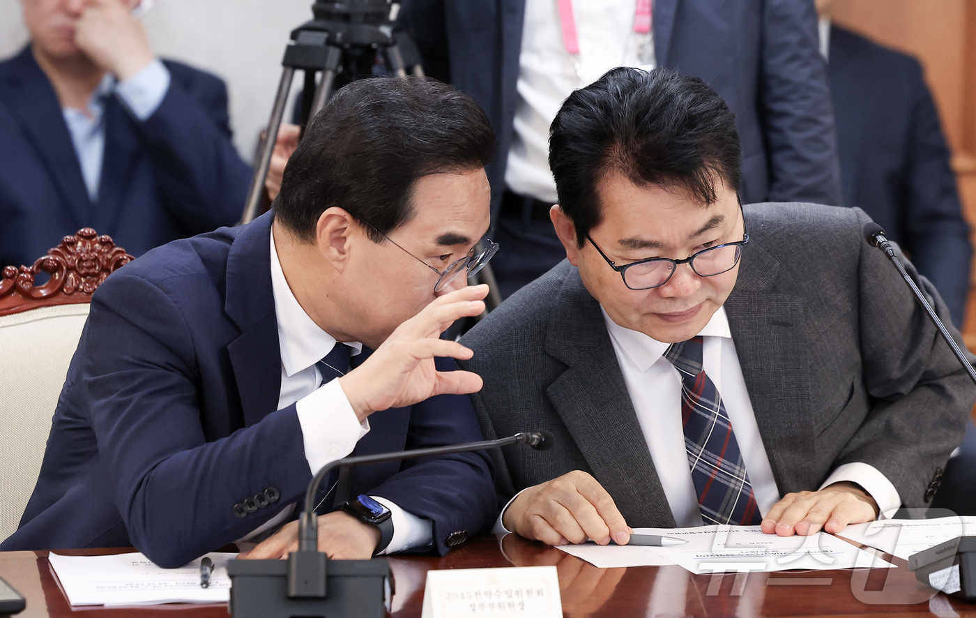 (서울=뉴스1) 김성진 기자 = 박홍근 기획예산처 장관(왼쪽)과 이한주 경제·인문사회연구회 이사장이 27일 서울 종로구 정부서울청사에서 열린 대한민국 2045 전략수립위원회 1차 …