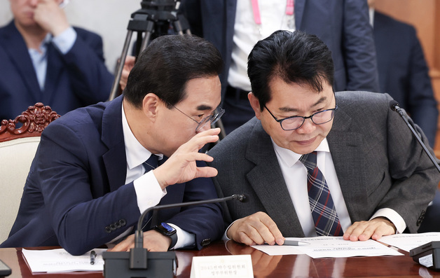 대화 나누는 박홍근 장관·이한주 이사장
