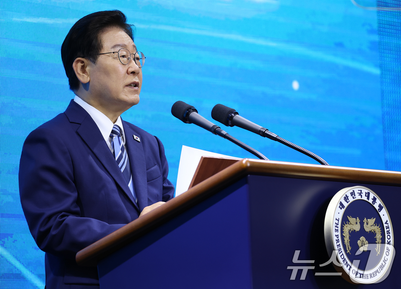 (부산=뉴스1) 허경 기자 = 이재명 대통령이 27일 부산 영도구에서 열린 제31회 바다의날 기념식에서 기념사를 하고 있다. (청와대통신사진기자단) 2026.5.27/뉴스1