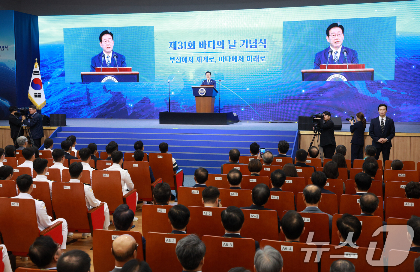 (부산=뉴스1) 허경 기자 = 이재명 대통령이 27일 부산 영도구에서 열린 제31회 바다의날 기념식에서 기념사를 하고 있다. (청와대통신사진기자단) 2026.5.27/뉴스1