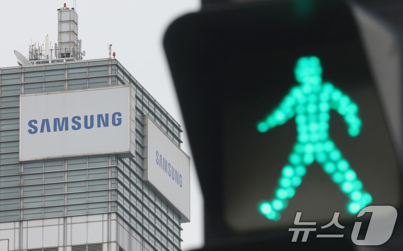 (수원=뉴스1) 김영운 기자 = 27일 삼성전자 노동조합이 '2026년 임금·단체협약 잠정 합의안' 찬반 투표 결과 73.7%의 찬성률로 가결됐다고 밝혔다.삼성그룹 초기업노동조합 …
