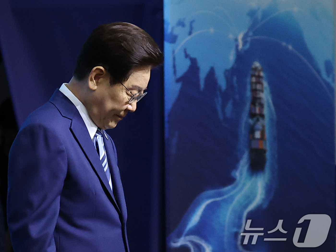 (부산=뉴스1) 허경 기자 = 이재명 대통령이 27일 부산 영도구에서 열린 제31회 바다의날 기념식에서 기념사를 마친 뒤 이동하고 있다. (청와대통신사진기자단) 2026.5.27/ …