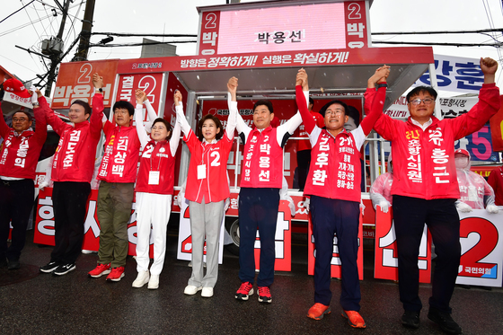나경원, 국민의힘 포항 북구 후보들과 함께
