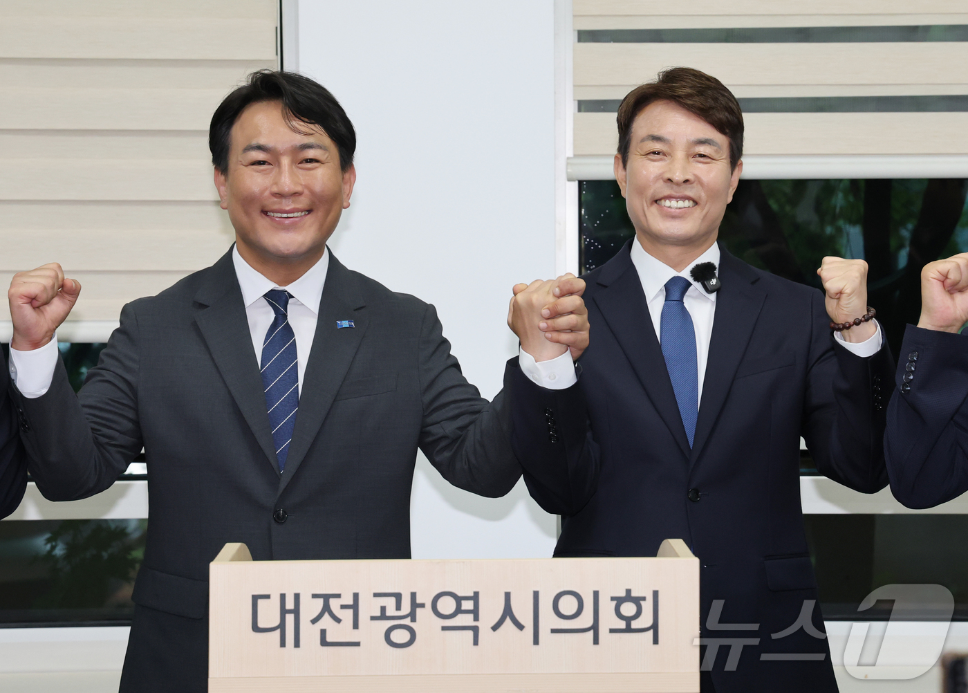 (대전=뉴스1) 김기태 기자 = 전문학 더불어민주당 대전 서구청장 후보(오른쪽)와 유지곤 조국혁신당 서구청장 후보가 27일 오전 대전시의회 기자실에서 후보 단일화를 선언하고 있다. …