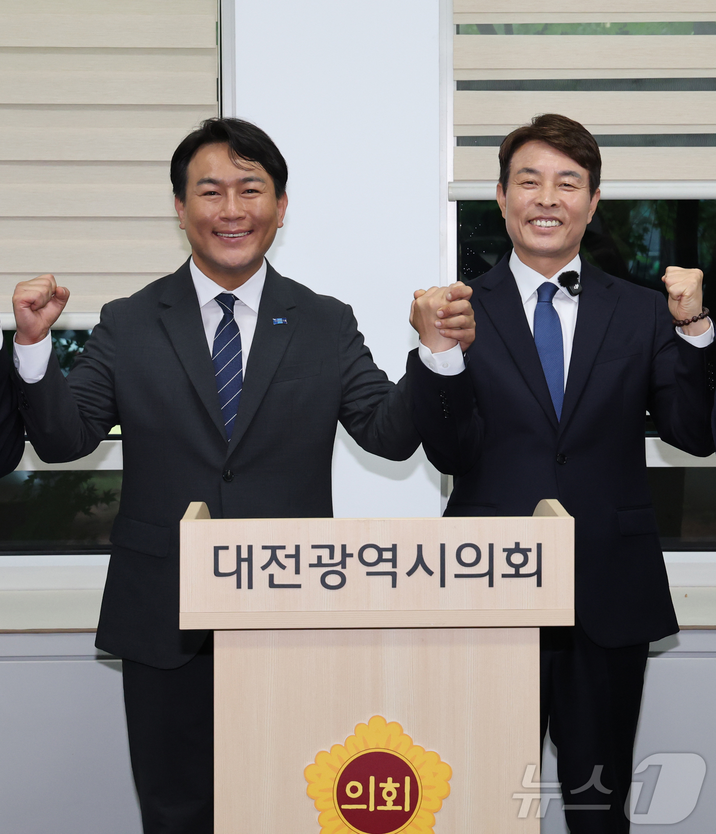 (대전=뉴스1) 김기태 기자 = 전문학 더불어민주당 대전 서구청장 후보(오른쪽)와 유지곤 조국혁신당 서구청장 후보가 27일 오전 대전시의회 기자실에서 후보 단일화를 선언하고 있다. …