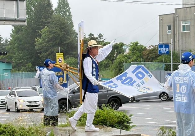 '지게 지고, 삭발 결의까지'…옥천·보은 후보들 선거운동 눈길