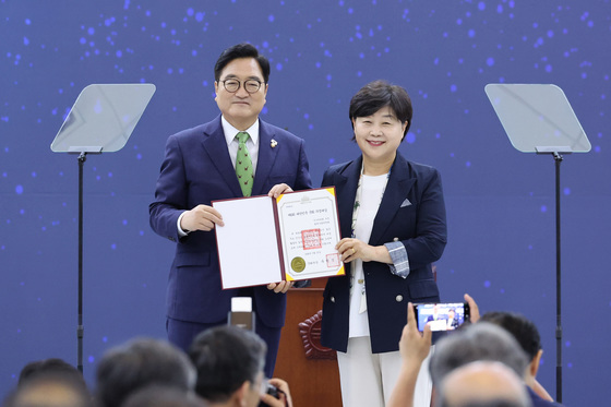 의정대상 우수위원회 부문 받는 서영교