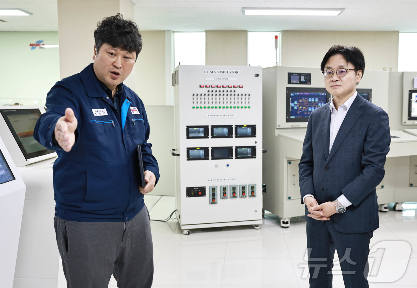 (서울=뉴스1) = 김정관 산업통상부 장관이 27일 오전 부산 강서구 화전산업단지 내 조선기자재 업체 한라IMS를 방문해 관계자의 설명을 들으며 핵심 기자재 기술개발 현장을 둘러보 …