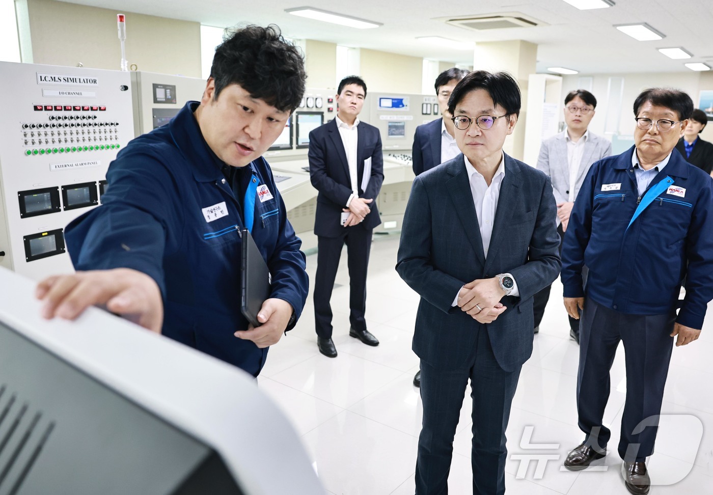 (서울=뉴스1) = 김정관 산업통상부 장관이 27일 오전 부산 강서구 화전산업단지 내 조선기자재 업체 한라IMS를 방문해 관계자의 설명을 들으며 핵심 기자재 기술개발 현장을 둘러보 …