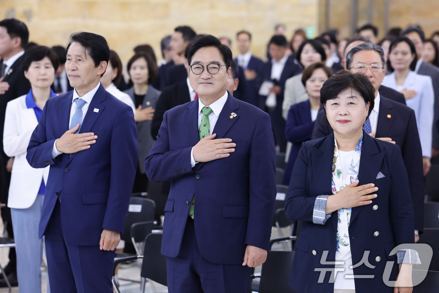 (서울=뉴스1) 신웅수 기자 = 우원식 국회의장이 27일 서울 여의도 국회에서 열린 제78주년 국회 개원 기념식 및 제6회 대한민국 국회 의정대상에서 국민의례를 하고 있다. 202 …