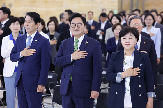 국민의례하는 우원식 의장