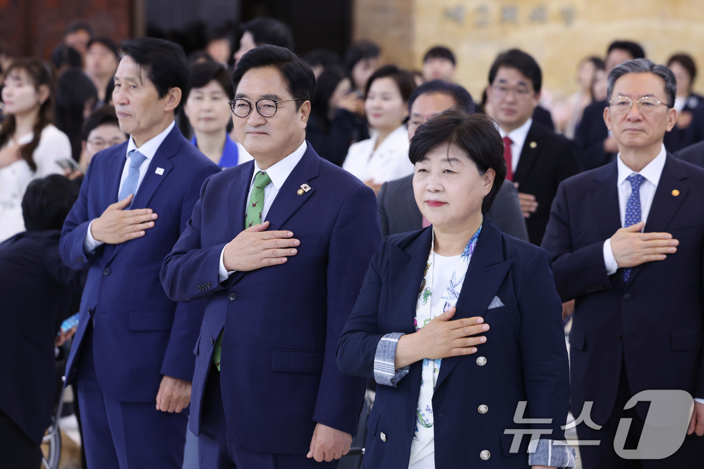 (서울=뉴스1) 신웅수 기자 = 우원식 국회의장이 27일 서울 여의도 국회에서 열린 제78주년 국회 개원 기념식 및 제6회 대한민국 국회 의정대상에서 국민의례를 하고 있다. 202 …