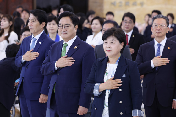 국기에 대한 경례하는 우원식 의장