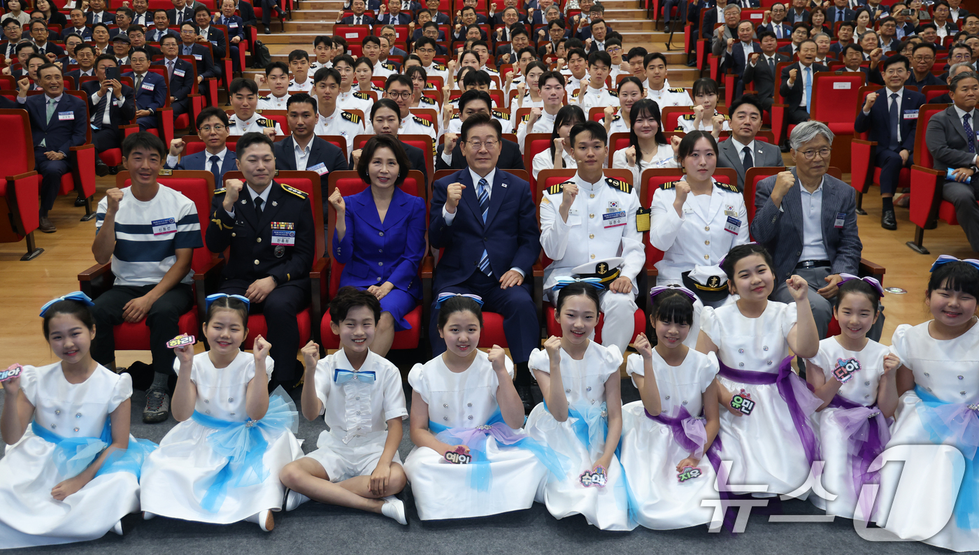 (부산=뉴스1) 허경 기자 = 이재명 대통령과 김혜경 여사가 27일 부산 영도구에서 열린 제31회 바다의날 기념식에서 참석자들과 기념촬영을 하고 있다. (청와대통신사진기자단) 20 …