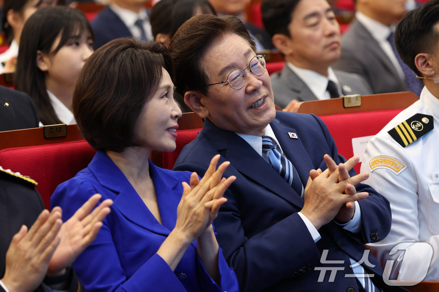 (부산=뉴스1) 허경 기자 = 이재명 대통령과 김혜경 여사가 27일 부산 영도구에서 열린 제31회 바다의날 기념식에서 대화하고 있다. (청와대통신사진기자단) 2026.5.27/뉴스 …
