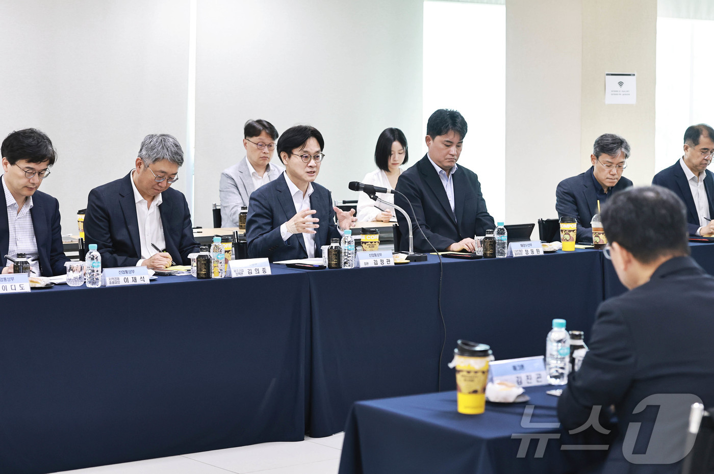 (서울=뉴스1) = 김정관 산업통상부 장관이 27일 오전 부산 강서구 한라IMS 회의실에서 조선기자재 중소조선 기업과 관련 유관기관 대표 등 관계자 참석한 가운데 열린 '조선기자재 …