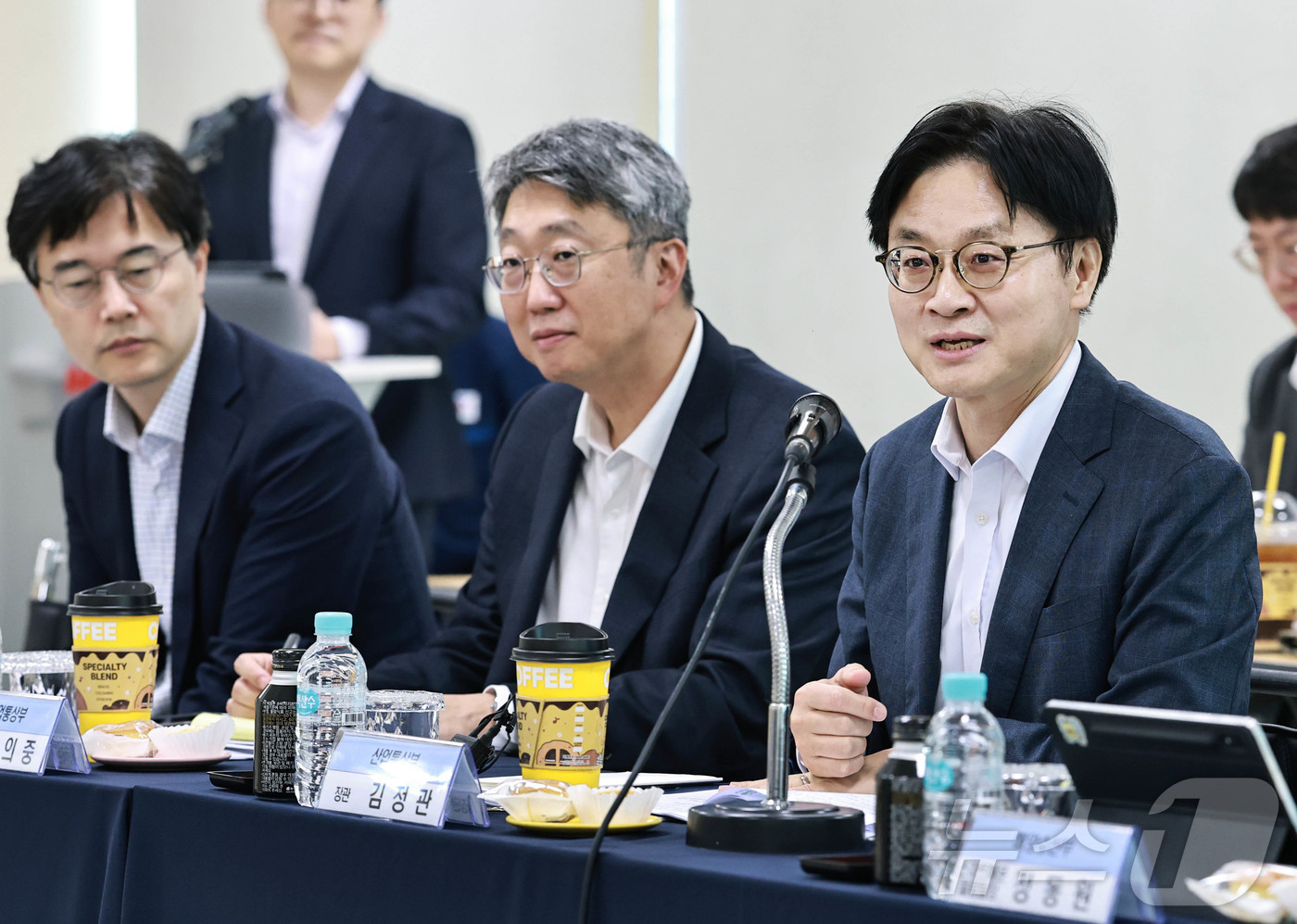 (서울=뉴스1) = 김정관 산업통상부 장관이 27일 오전 부산 강서구 한라IMS 회의실에서 조선기자재 중소조선 기업과 관련 유관기관 대표 등 관계자 참석한 가운데 열린 '조선기자재 …