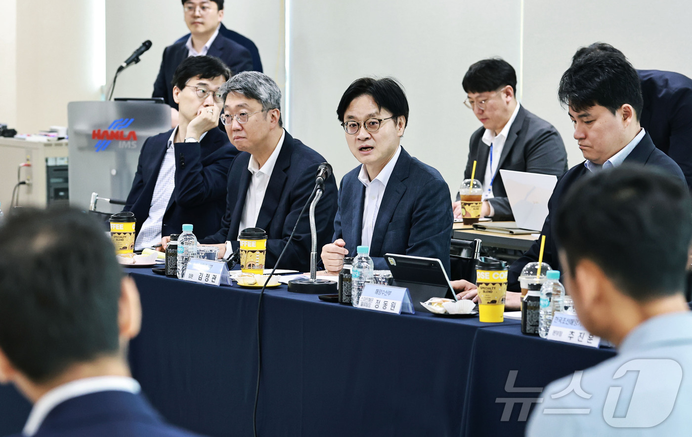 (서울=뉴스1) = 김정관 산업통상부 장관이 27일 오전 부산 강서구 한라IMS 회의실에서 조선기자재 중소조선 기업과 관련 유관기관 대표 등 관계자 참석한 가운데 열린 '조선기자재 …