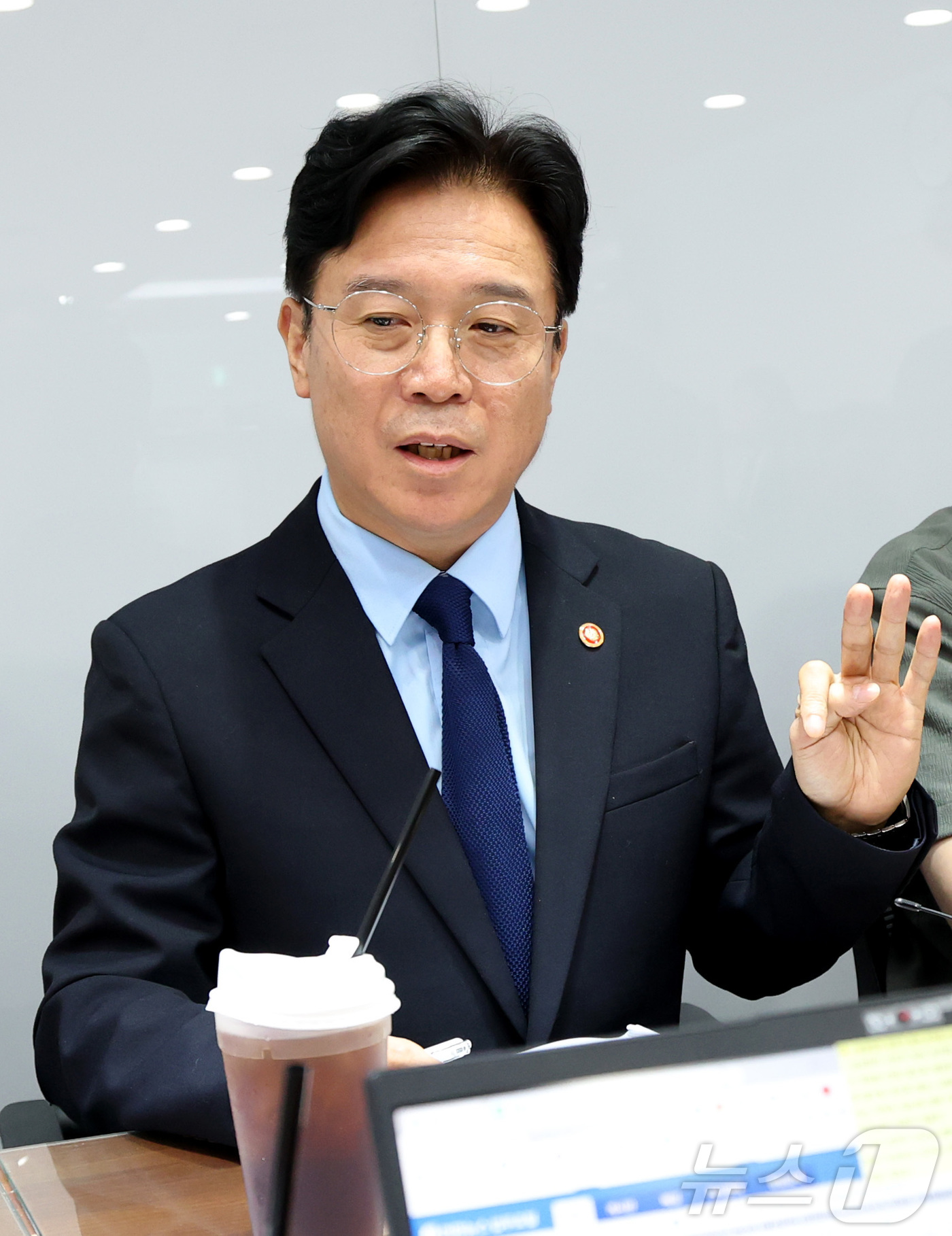 (세종=뉴스1) 김기남 기자 = 김영훈 고용노동부 장관이 27일 세종시 정부세종청사 고용노동부 기자실에서 열린 출입기자단 차담회에서 발언하고 있다. 2026.5.27/뉴스1