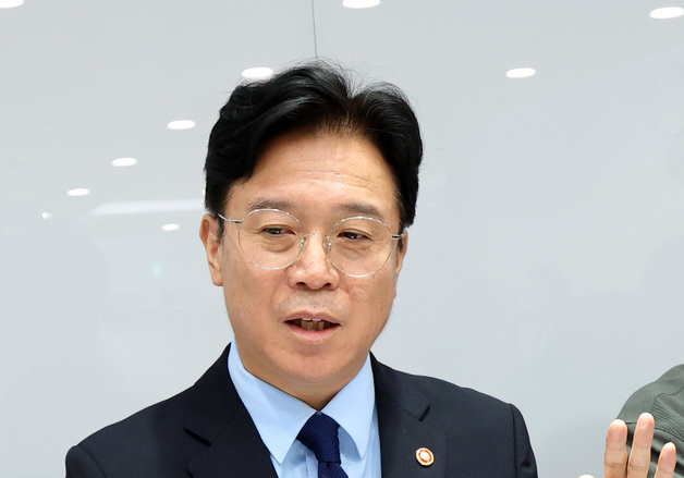 출입기자단 차담회 발언하는 김영훈 장관