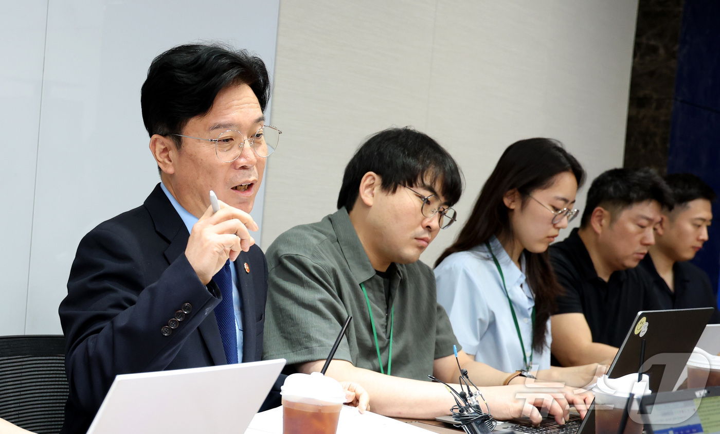 (세종=뉴스1) 김기남 기자 = 김영훈 고용노동부 장관이 27일 세종시 정부세종청사 고용노동부 기자실에서 열린 출입기자단 차담회에서 발언하고 있다. 2026.5.27/뉴스1