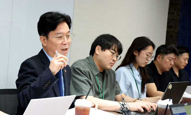 출입기자단과 의견 나누는 김영훈 장관