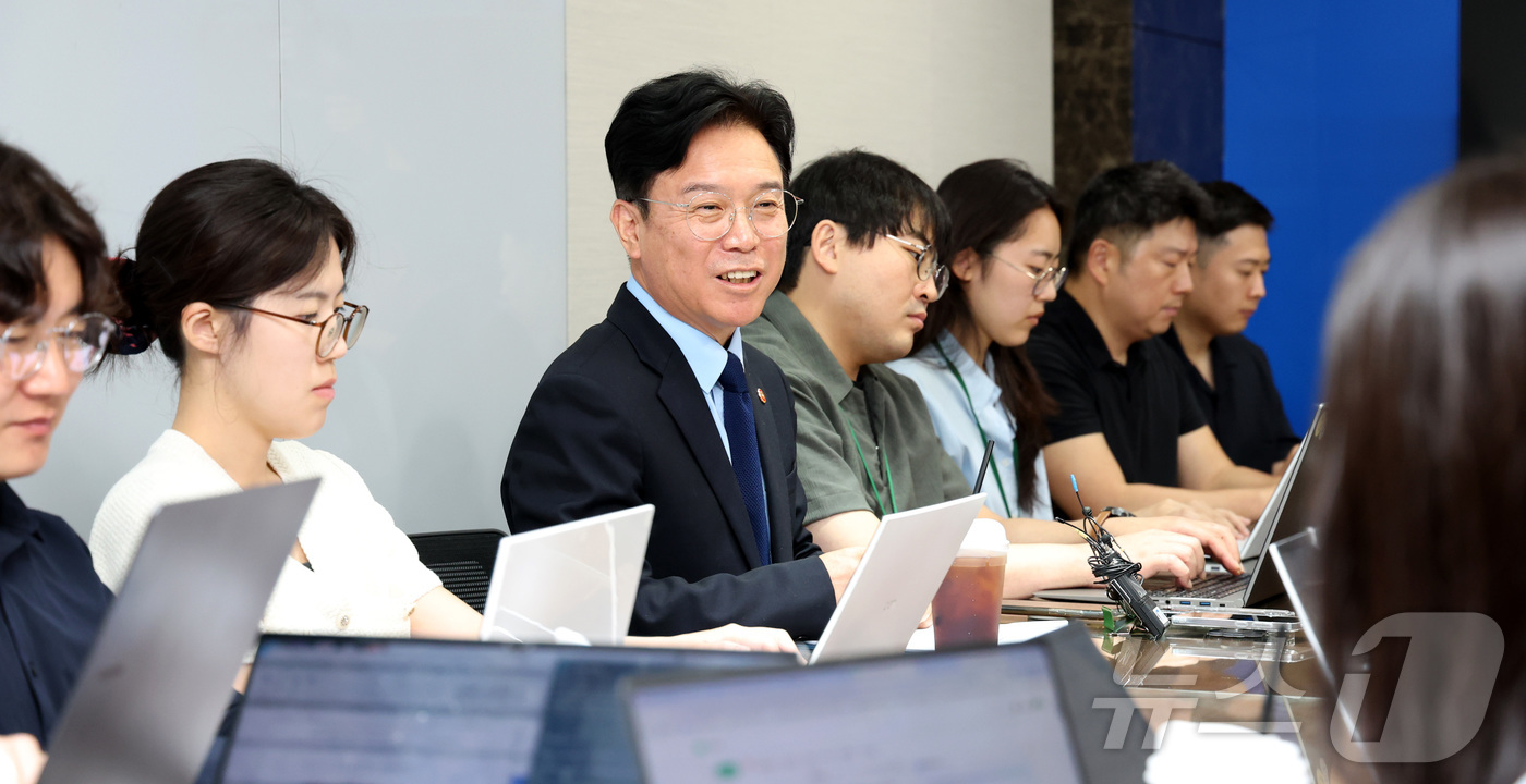 (세종=뉴스1) 김기남 기자 = 김영훈 고용노동부 장관이 27일 세종시 정부세종청사 고용노동부 기자실에서 열린 출입기자단 차담회에서 발언하고 있다. 2026.5.27/뉴스1