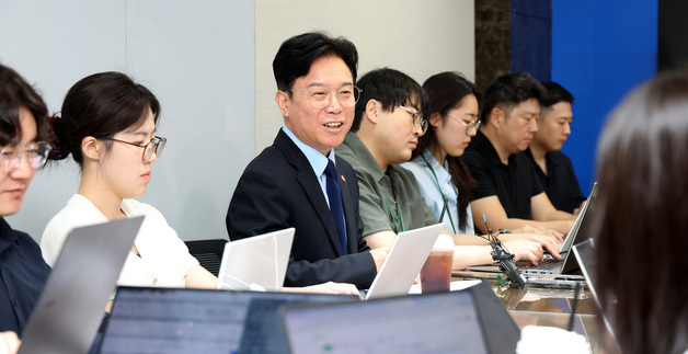 출입기자단 차담회 발언하는 김영훈 장관