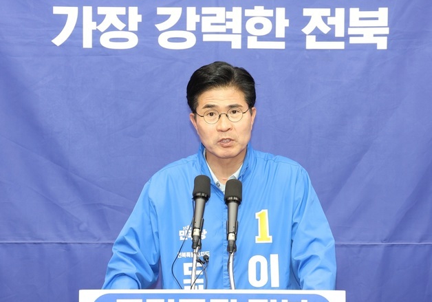 질의에 답변하는 이원택 후보