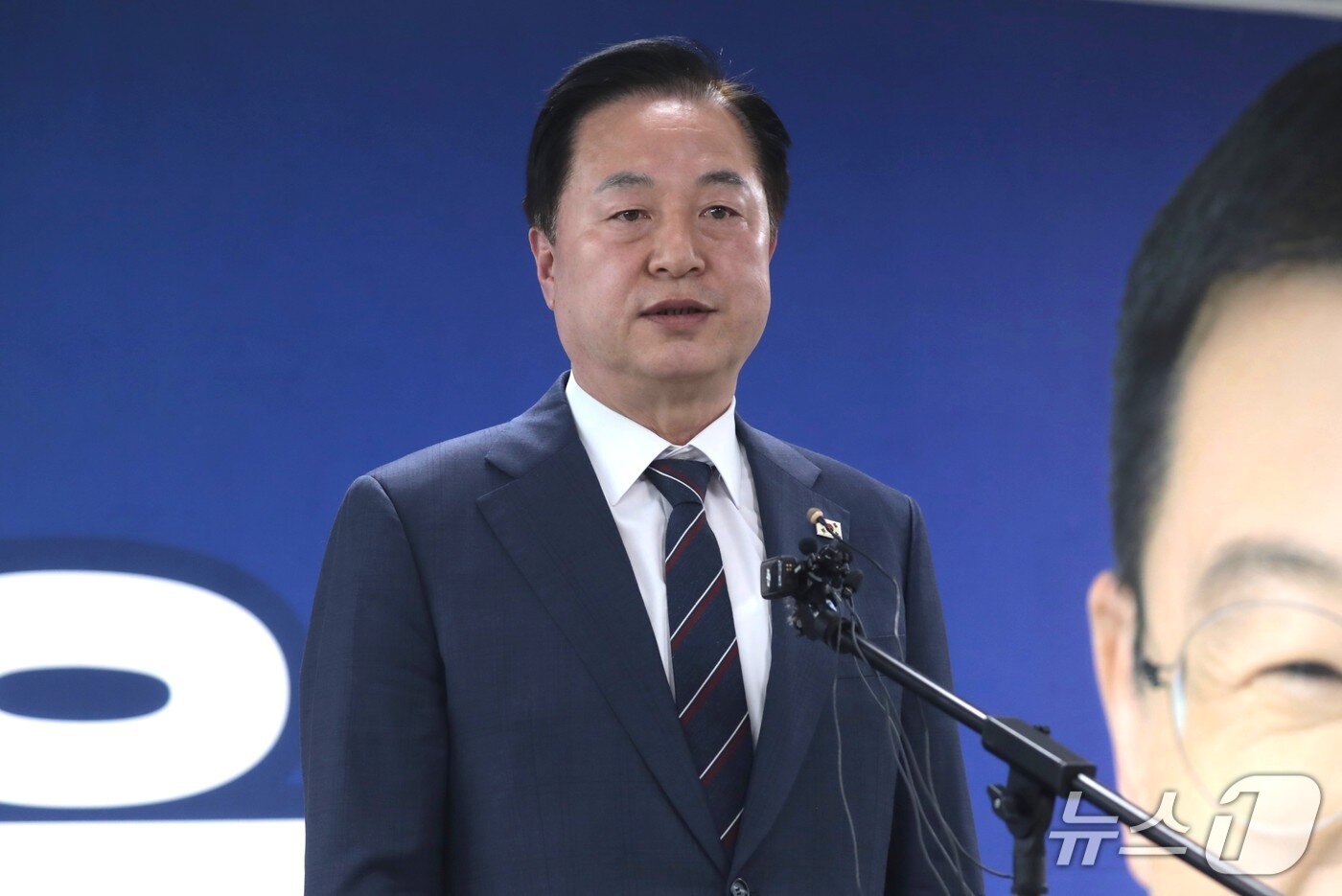 본문 이미지 - 김상욱 후보 캠프 김두관 총괄선대본부장이 지난 24일 울산의 선거사무소에서 단일화 여론조사와 관련한 브리핑을 열고 있다. 2026.5.24/뉴스1 김세은 기자