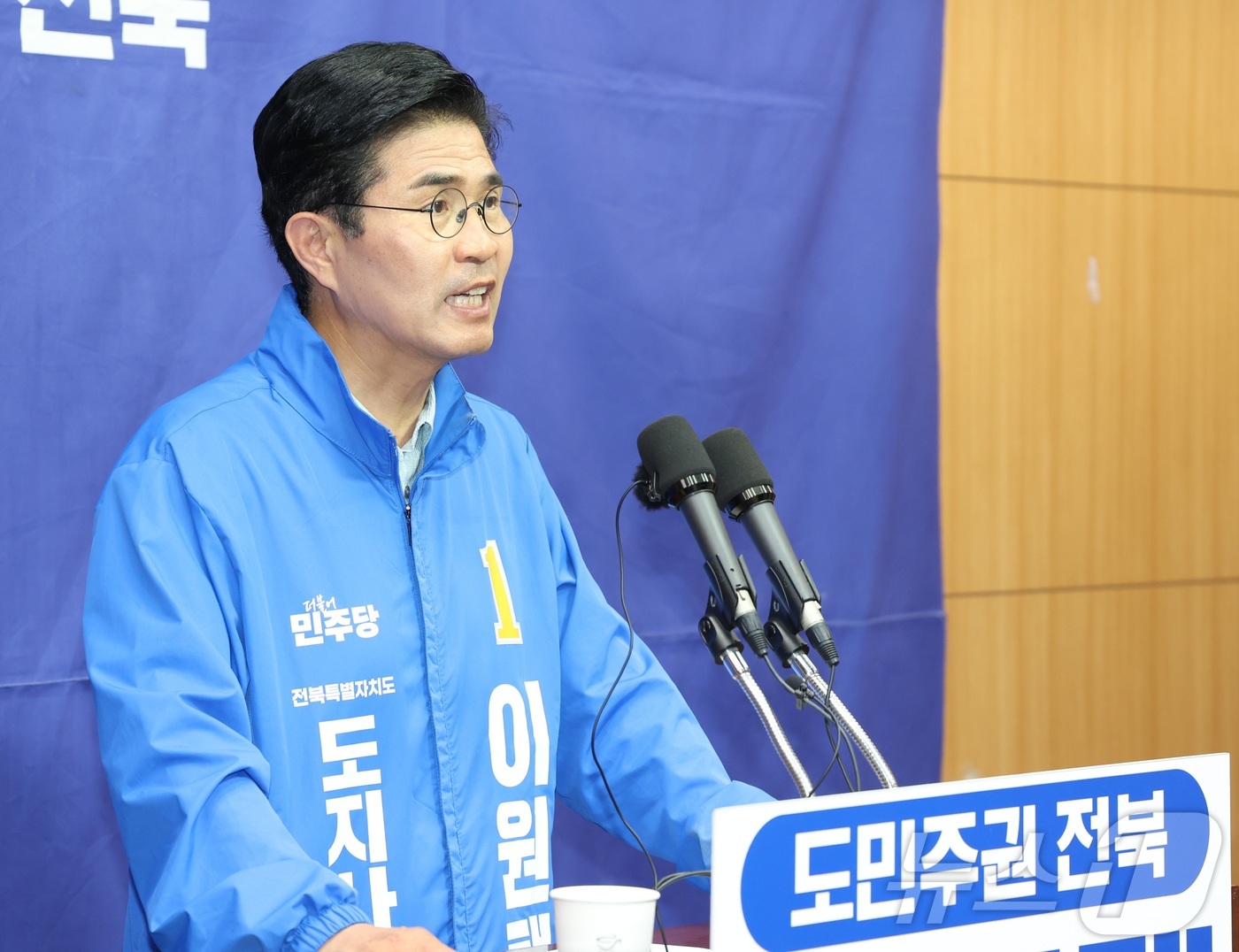 (전주=뉴스1) 유경석 기자 = 이원택 더불어민주당 전북도지사 후보가 27일 전북 전주시 전북특별자치도의회에서 기자회견을 열고 정책을 밝히고 있다. 2026.5.27/뉴스1