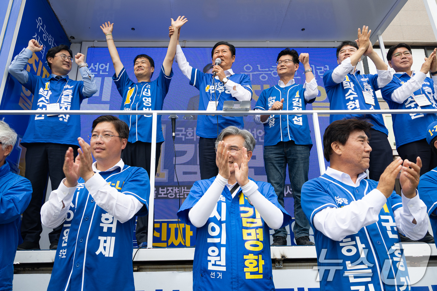 (공주=뉴스1) 유승관 기자 = 정청래 더불어민주당 대표가 27일 충남 공주시 신관동에서 김영빈 공주·부여·청양 국회의원 후보, 김정섭 공주시장 후보 지원유세를 하고 있다. 202 …