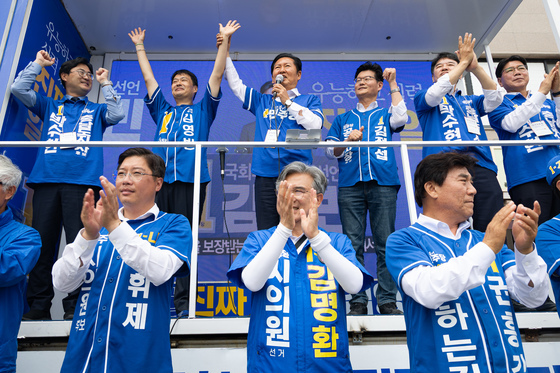 충남 공주 찾아 지지 호소하는 정청래 대표