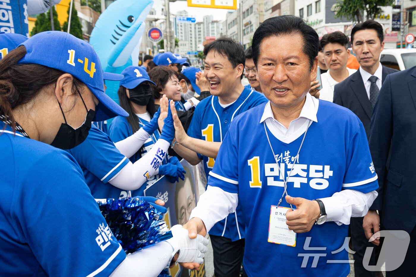 본문 이미지 - 정청래 더불어민주당 대표가 27일 충남 공주시 신관동에서 김영빈 공주·부여·청양 국회의원 후보, 김정섭 공주시장 후보 지원유세를 마친 후 선거운동원들을 격려하고 있다. 2026.5.27 ⓒ 뉴스1 유승관 기자