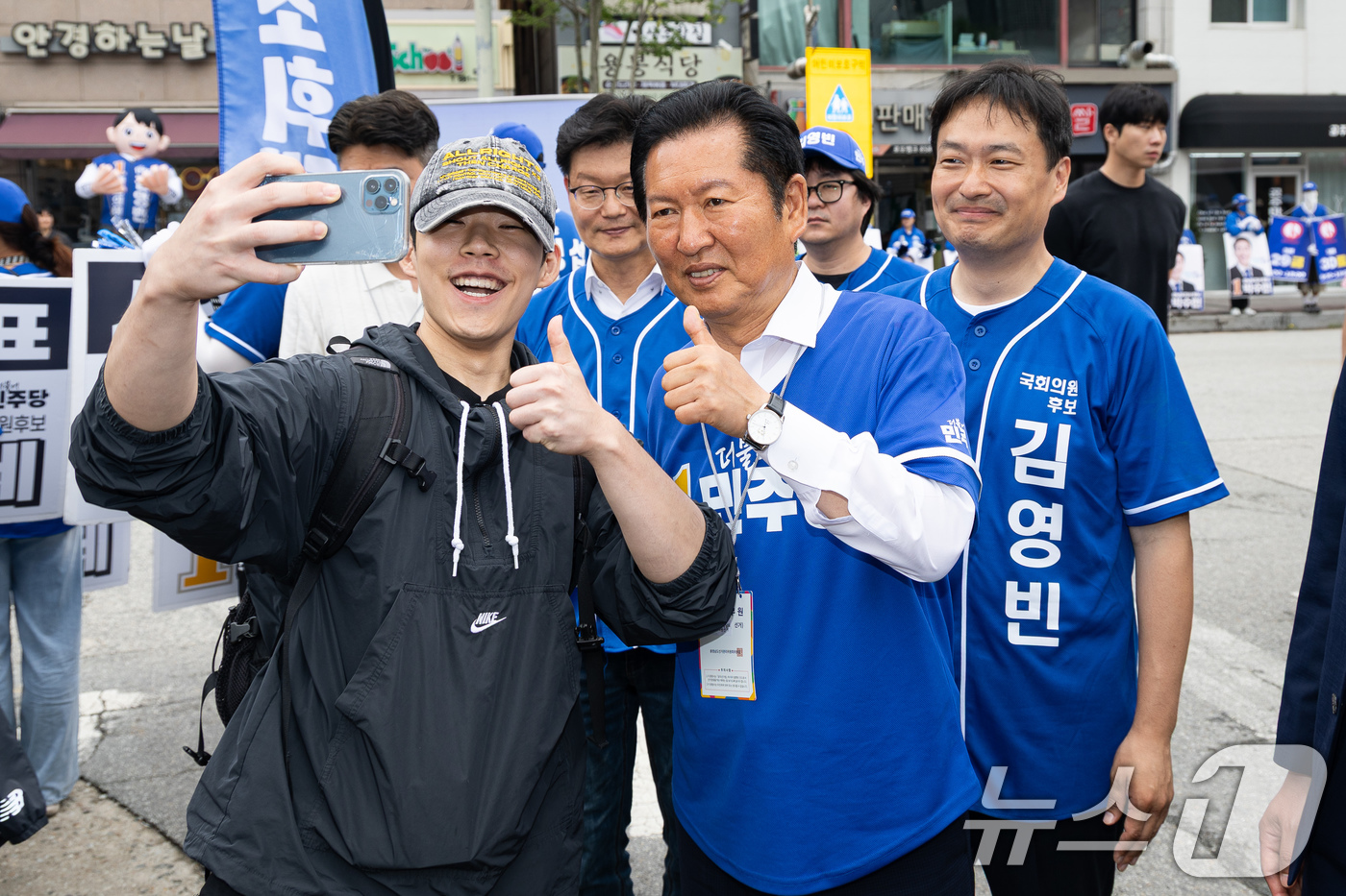 (공주=뉴스1) 유승관 기자 = 정청래 더불어민주당 대표가 27일 충남 공주시 신관동에서 김영빈 공주·부여·청양 국회의원 후보, 김정섭 공주시장 후보 지원유세 중 한 시민과 기념 …