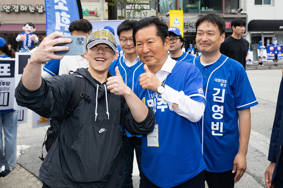 시민과 기념촬영하는 정청래 대표