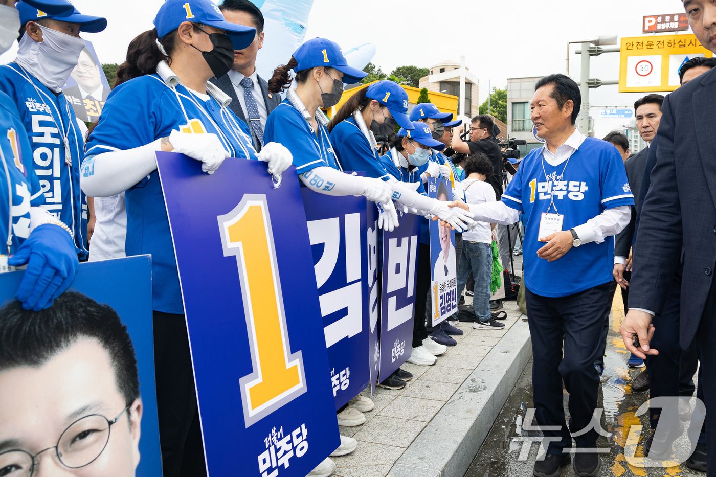 (공주=뉴스1) 유승관 기자 = 정청래 더불어민주당 대표가 27일 충남 공주시 신관동에서 김영빈 공주·부여·청양 국회의원 후보, 김정섭 공주시장 후보 지원유세를 마친 후 선거운동원 …