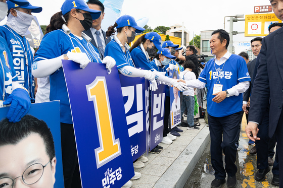선거운동원들과 인사 나누는 정청래 대표