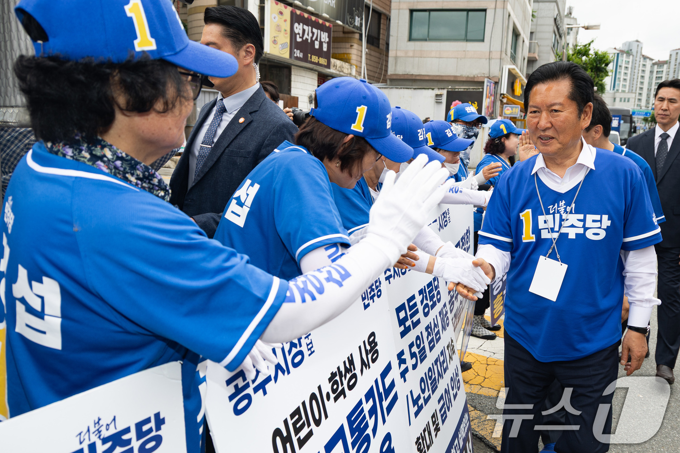 (공주=뉴스1) 유승관 기자 = 정청래 더불어민주당 대표가 27일 충남 공주시 신관동에서 김영빈 공주·부여·청양 국회의원 후보, 김정섭 공주시장 후보 지원유세를 마친 후 선거운동원 …