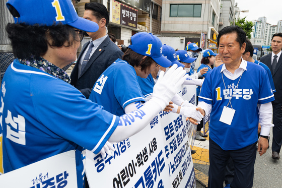 선거운동원 격려하는 정청래 대표