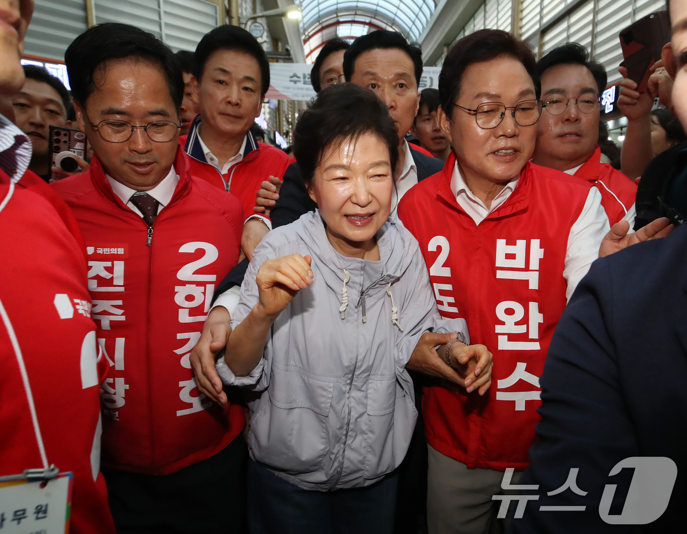 (진주=뉴스1) 윤일지 기자 = 박근혜 전 대통령이 27일 경남 진주 대안동 진주중앙시장을 찾아 박완수 국민의힘 경남도지사 후보, 한경호 진주시장 후보 지원유세를 하고 있다. 20 …