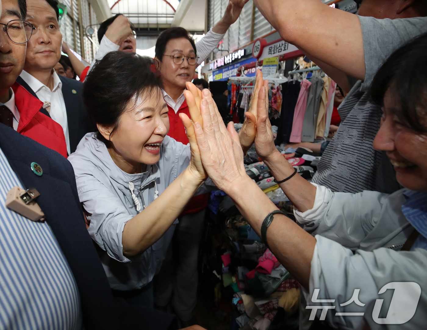 (진주=뉴스1) 윤일지 기자 = 박근혜 전 대통령이 27일 경남 진주 대안동 진주중앙시장을 찾아 박완수 국민의힘 경남도지사 후보, 한경호 진주시장 후보 지원유세를 하고 있다. 20 …