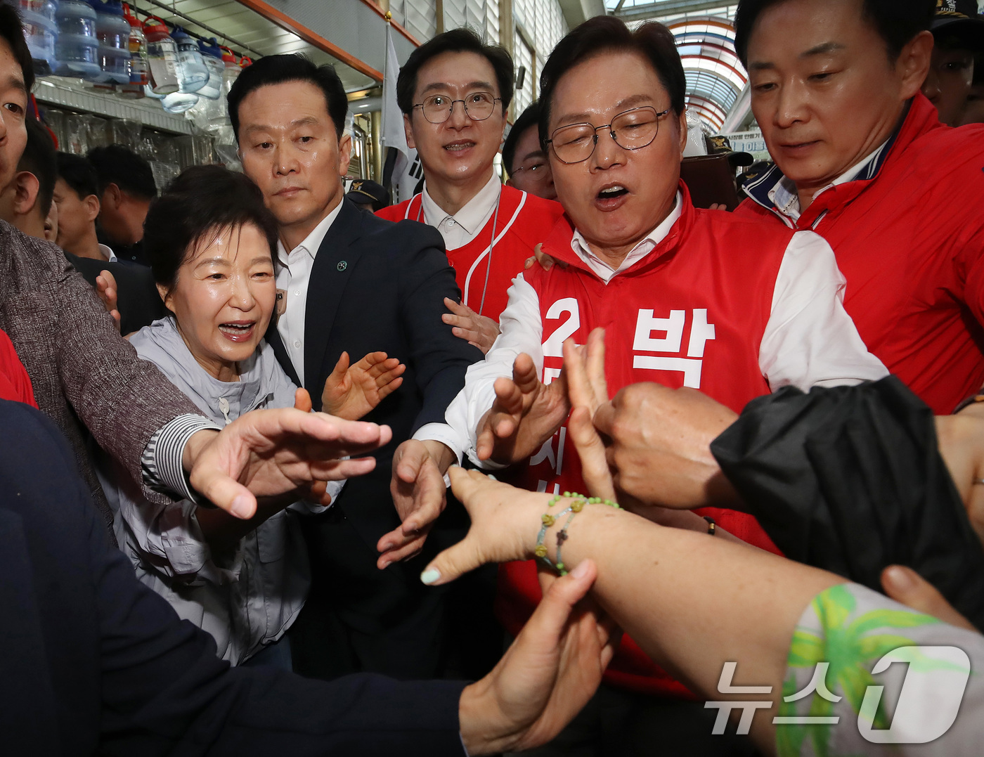 (진주=뉴스1) 윤일지 기자 = 박근혜 전 대통령이 27일 경남 진주 대안동 진주중앙시장을 찾아 박완수 국민의힘 경남도지사 후보, 한경호 진주시장 후보 지원유세를 하고 있다. 20 …